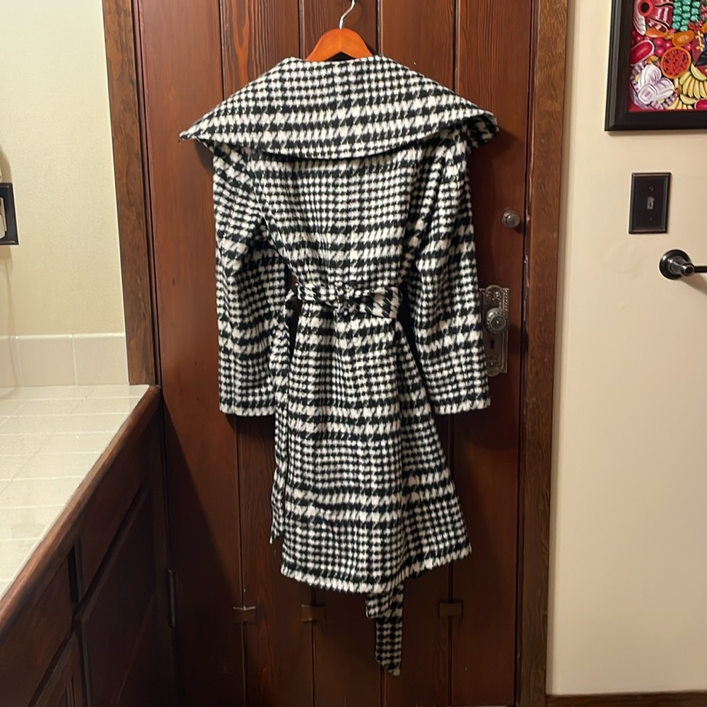 Joanna Hope Blk/Wht 100% Poly Houndstooth Coat w/Belt, Lg Collar & Pockets Sz 18 - Picture 8 of 8
